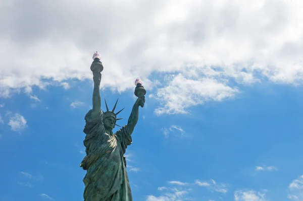 Estatua de la libertad, bronce. Escultura inspirada en Daliniano por el — Foto de Stock