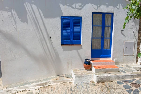 Casa típica mediterránea blanca, con puerta azul, en el villag — Foto de Stock