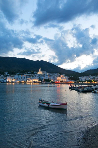 Pôr-do-sol Cadaques. Romantismo no Mar Mediterrâneo. A vila — Fotografia de Stock