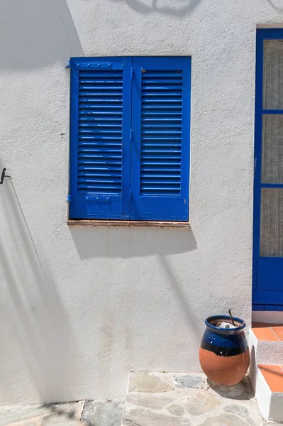 Tipik beyaz Akdeniz, mavi kapılı evde, villag içinde — Stok fotoğraf