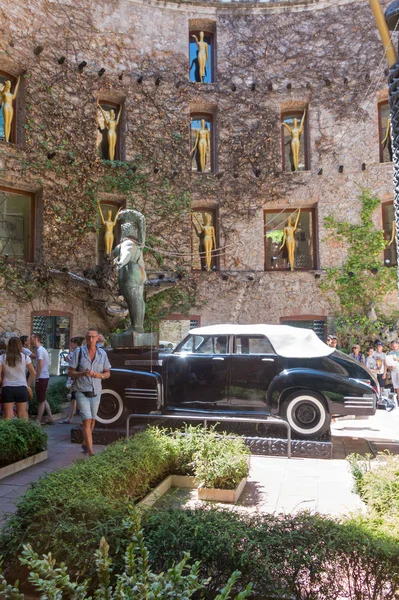 La cour principale du musée Dali en Espagne . — Photo