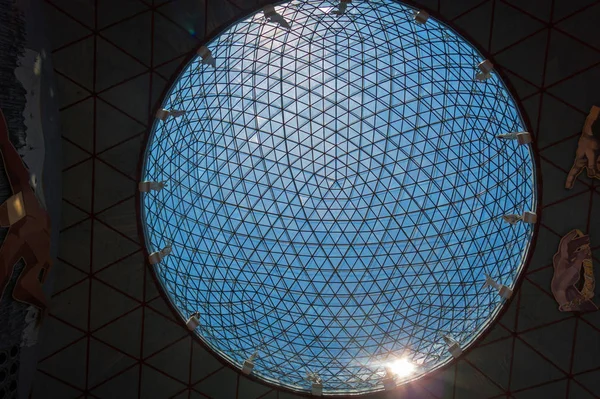 Sphère de verre sur le musée Dali à Figueres, Espagne . — Photo