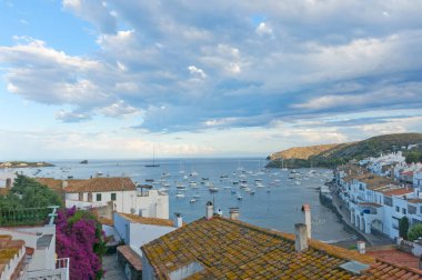 Cadaques panoramik Akdeniz sahil, İspanya üzerinde