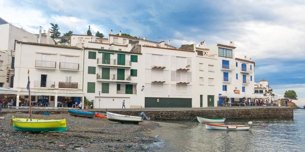 Cadaques, part menti falu a Földközi-tenger - Katalónia, Spanyolország — Stock Fotó