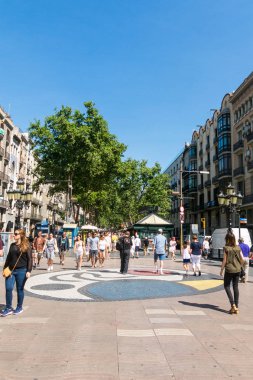 İnsanlar ünlü La Rambla Caddesi yürür. . Barcelona, Katalonya, İspanya