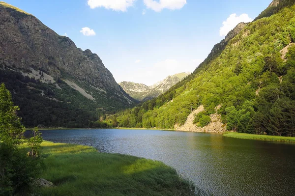 Panorama till Aigüestortes nationalpark i de katalanska Pyrenéerna, — Stockfoto