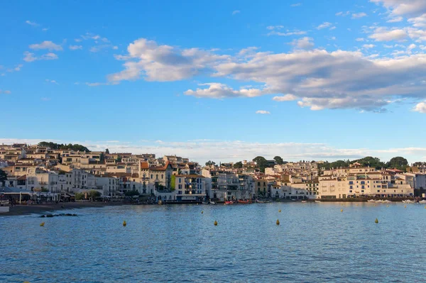 Vista panorámica de Cadaques en la costa mediterránea, España —  Fotos de Stock