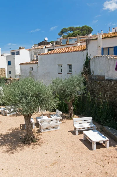 Купеческий двор с сидячими и оливковыми деревьями, в небольшом рыболовном буксире — стоковое фото