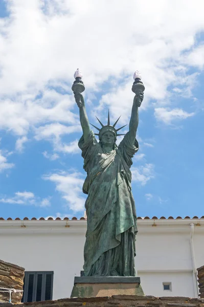 Statue of liberty, bronze. Sculpture inspired by Dalinian by the — Stock Photo, Image