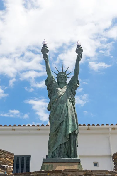 Estatua de la libertad, bronce. Escultura inspirada en Daliniano por el — Foto de Stock