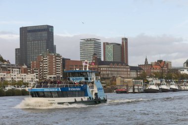 Hamburg, Almanya Elbe Nehri üzerinde tekne turist ile gider