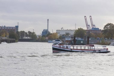 Backgro trafikte kargo ile Hamburg Elbe nehrinde tekne gider