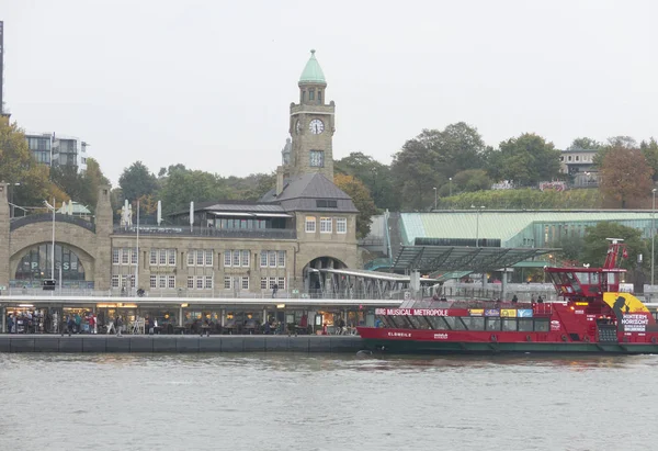 Berühmte Hamburger Landungsbrücken mit Hafen an der Elbe, — Stockfoto