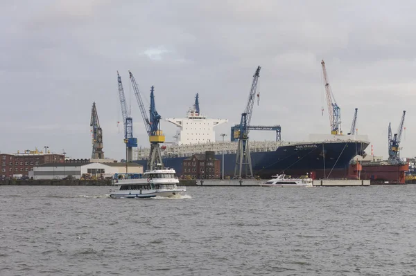 Båt med turister går floden Elbe i Hamburg, Tyskland — Stockfoto