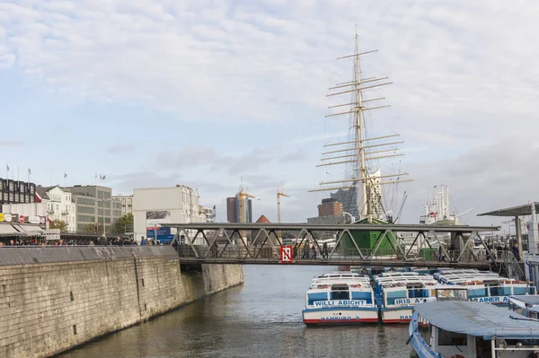 Kilátás nyílik a St. Pauli Piers, egyik Hamburg főbb turisztikai látnivalók a vá — Stock Fotó