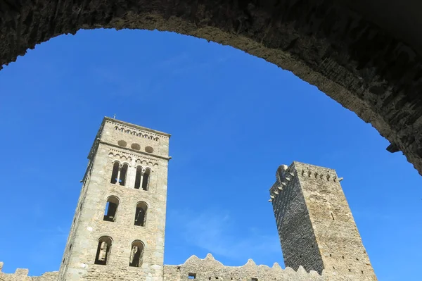 Романського абатство Sant Pere de Родес, в муніципалітеті — стокове фото