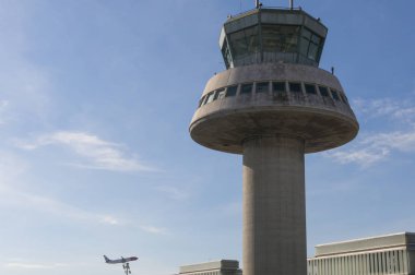 Kontrol kulesi Barcelona havaalanında yanında Sp bir uçak uçar