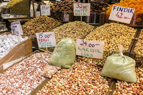 Ried nuts and spices in Istambul — Stock Photo, Image