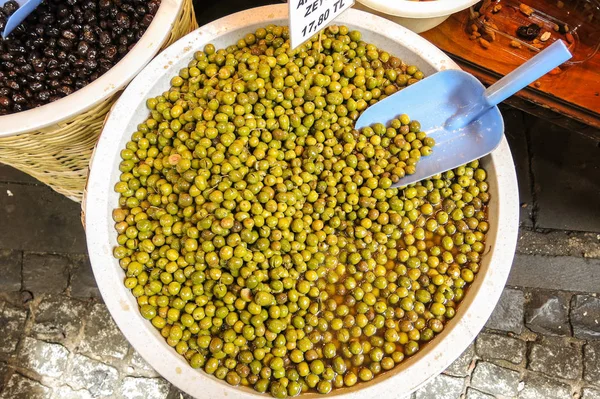 Typický olivy Istambul, Turecko — Stock fotografie