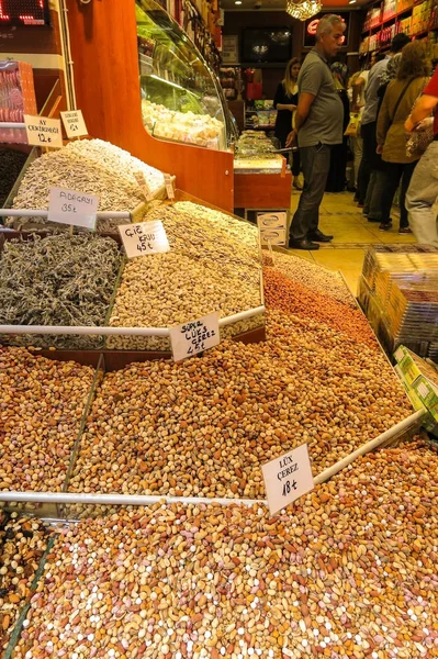 Ried nuts and spices in Istambul — Stock Photo, Image