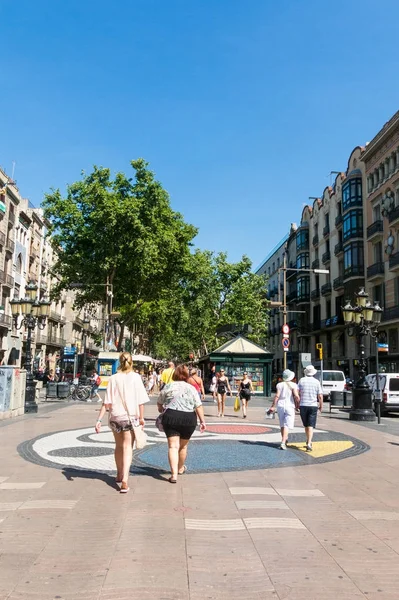 Les gens marchent à la célèbre rue La Rambla. Vue avec Pla de l'Os m — Photo