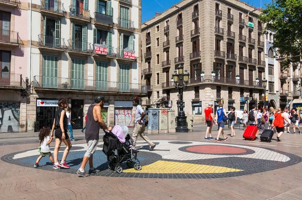 Mosaico de pavimento de Joan Miro en la Rambla en Barcelona, España —  Fotos de Stock