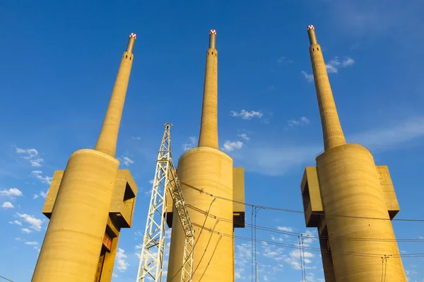 Ehemaliges thermisches kraftwerk am fluss besos, in barcelona — Stockfoto