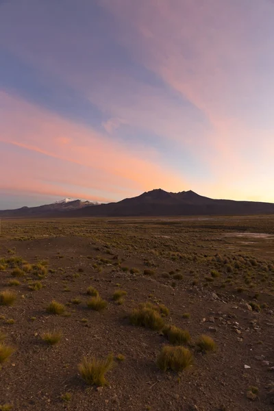 Puesta de sol en Andes. Volcanes de Parinacota y Pomerade . —  Fotos de Stock