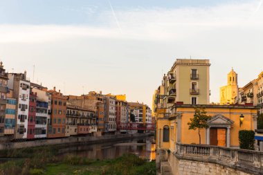 Girona şehir. Onyar Nehri üzerinde köprü. İspanya