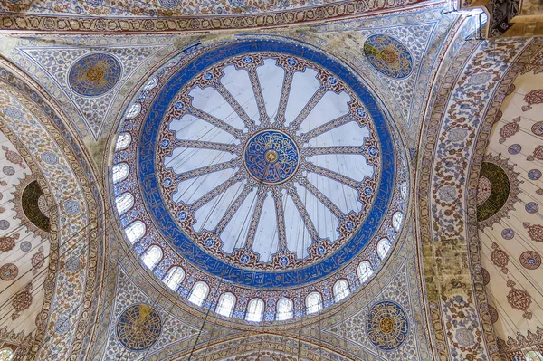 Strop uvnitř Modrá mešita Sultanahmet, Istanbul, Turecko. — Stock fotografie