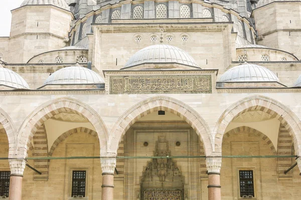 På gårdsplassen til Suleymaniye-moskeen. Istambul, Tyrkia – stockfoto