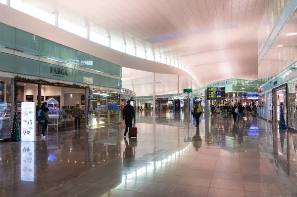 旅客带行李在巴塞罗那国际机场 — 图库照片