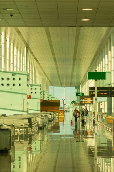 Sala de embarque en el Aeropuerto Internacional de Barcelona El Prat inter —  Fotos de Stock