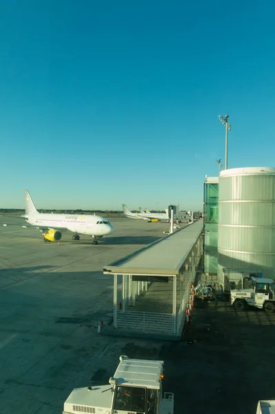 Интерьер международного аэропорта Барселоны El Prat. Аэропорт включен — стоковое фото
