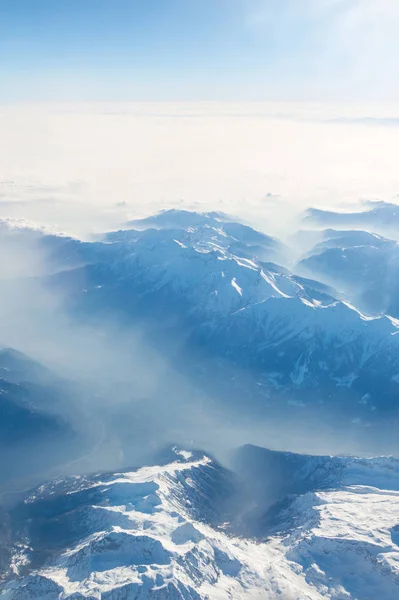 Luftaufnahme der Schweizer Alpen. fliegen über die Alpen. Verwirrende Sicht auf — Stockfoto