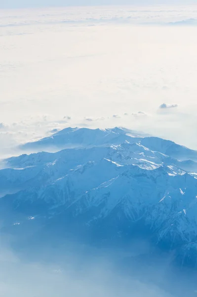 Luftaufnahme der Schweizer Alpen. fliegen über die Alpen. Verwirrende Sicht auf — Stockfoto