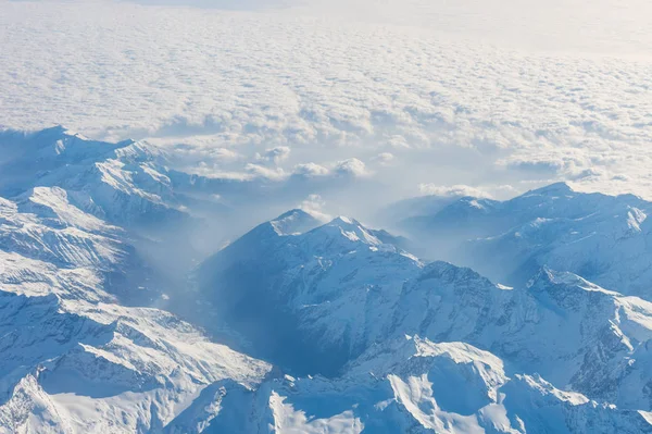 Veduta aerea delle Alpi svizzere. Sorvolando le Alpi. labirinto vista su — Foto Stock