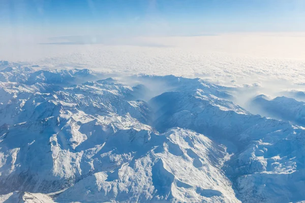 Luftaufnahme der Schweizer Alpen. fliegen über die Alpen. Verwirrende Sicht auf — Stockfoto