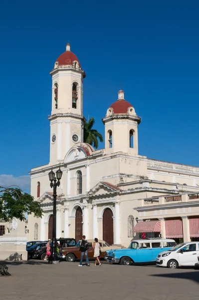 Old cars parked in the Jose Marti Park, in front of the Purisima — Stock Photo, Image