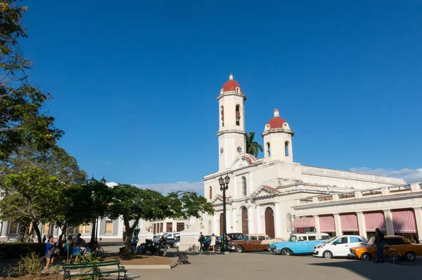 Old cars parked in the Jose Marti Park, in front of the Purisima — Stock Photo, Image