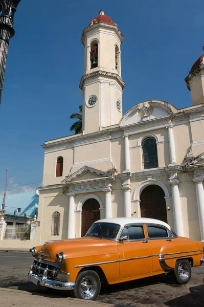 Old cars parked in the Jose Marti Park, in front of the Purisima — Stock Photo, Image