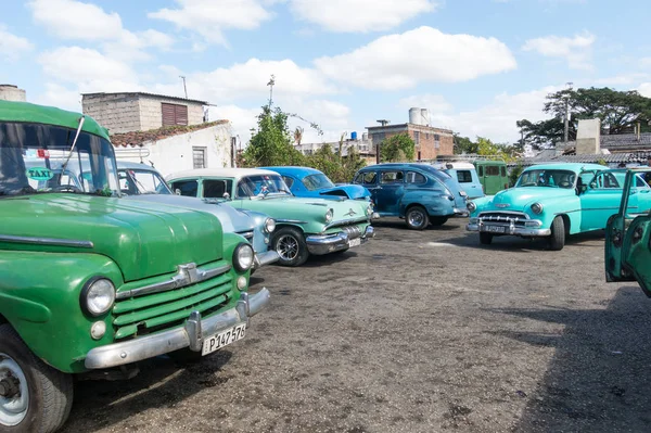 Amerikkalaisia klassisia autoja pysäköity Santa Clara Cityyn. Kuuba — kuvapankkivalokuva