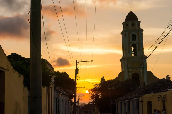 Kubansk gatan sunset med oldtimer i Trinidad, Kuba — Stockfoto