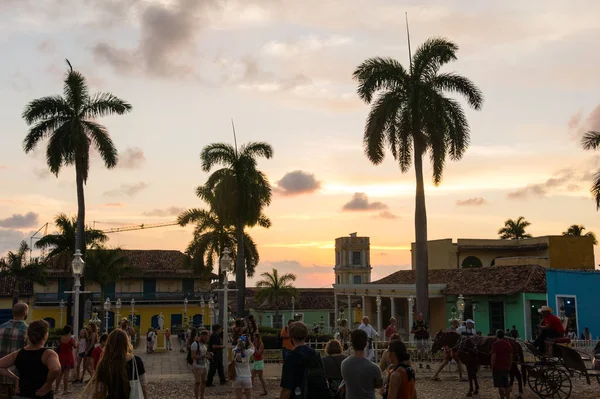 Cuban street sunset with oldtimer in Trinidad, Cuba — Stock Photo, Image