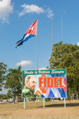 Poster görüntüsü Santa Clara'daki Fidel Castro ve Küba bayrağı ile,