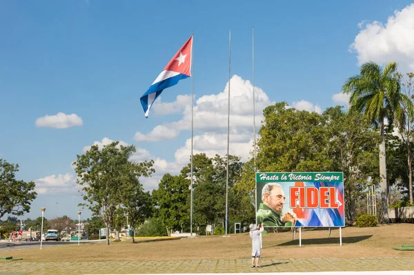 Manifesto con immagine di Fidel Castro e bandiera cubana a Santa Clara , — Foto Stock