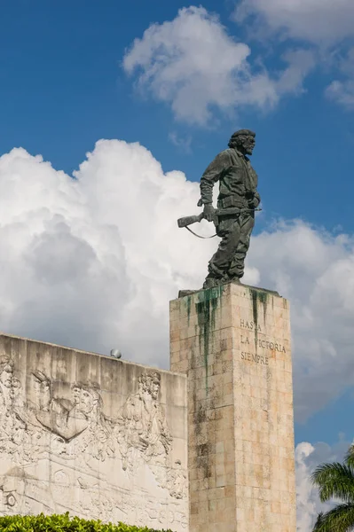 Estátua de Bronze de Ernesto Che Guevara no Memorial e Mausole — Fotografia de Stock