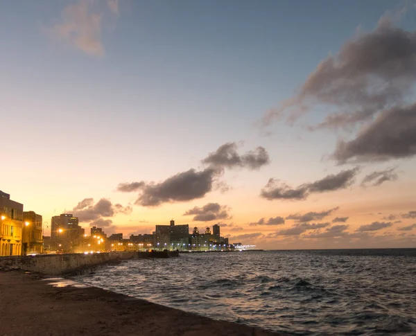 Sunset at Malecon, the famous Havana promenades. Cuba. At the bo — Stock Photo, Image