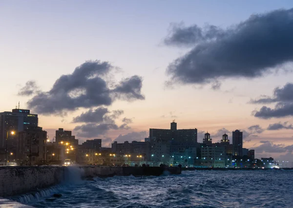 Sonnenuntergang im berühmten Malecon in Havanna, Kuba — Stockfoto
