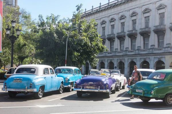 Eski Havana'da dolaşan elliler eski araba. — Stok fotoğraf